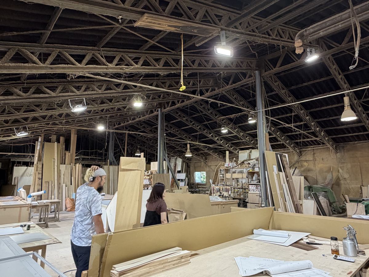 自社工場 — 天井高のある作業場